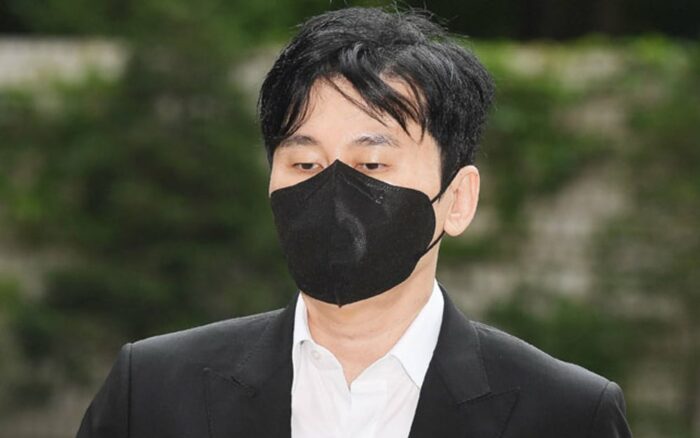 Бывший глава YG продолжает отрицать, что пытался скрыть обвинения B.I. в употреблении наркотиков 