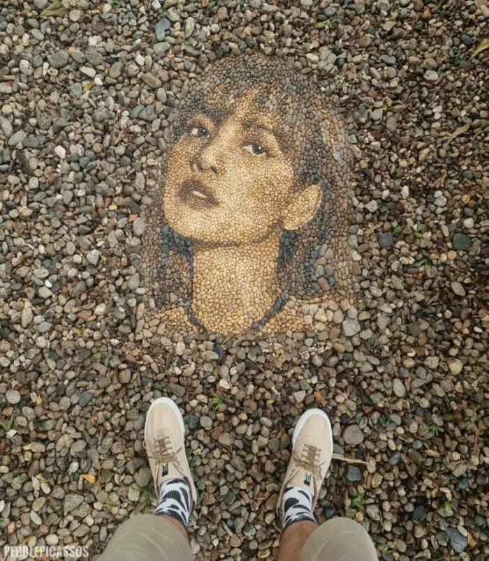 Невероятный портрет Лисы из BLACKPINK, созданный из камней реки Меконг
