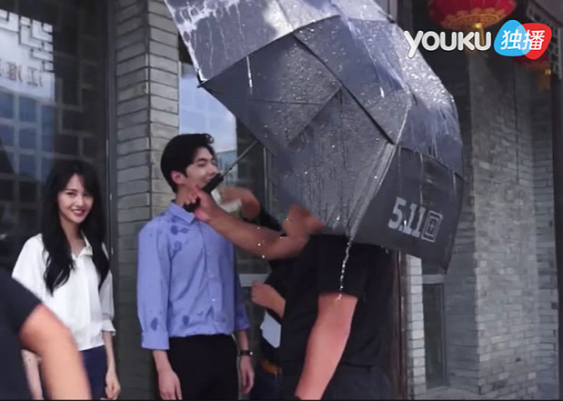 Знаменитые китайские актёры пользуются на съёмках зонтами одного бренда