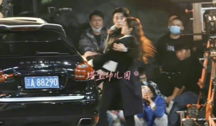 Дилан Ван носит на руках Бай Лу на съёмках дорамы "Случайная любовь"