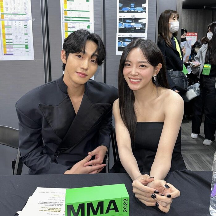 Ким Седжон и Ан Хё Соп из "Делового предложения" воссоединились на церемонии вручения наград Melon Music Awards 2022