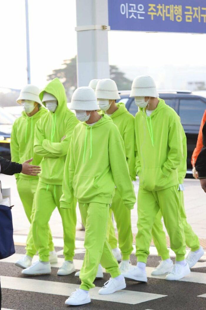 NCT Dream привлекли внимание своими яркими нелепыми нарядами 