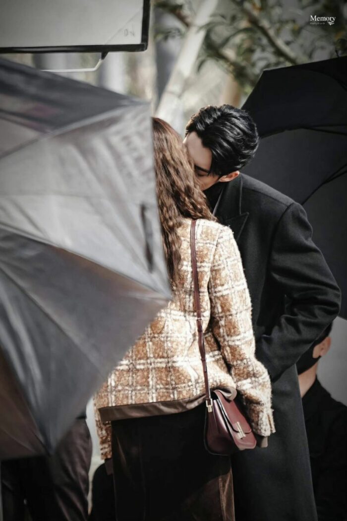 Чувственный поцелуй Бай Лу и Дилана Вана на съёмках дорамы "Случайная любовь"