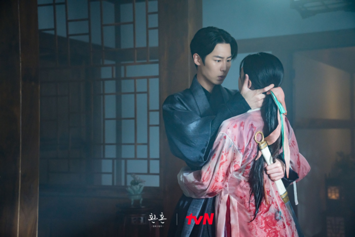 Ли Джэ Ук обнимает Го Юн Джон во втором сезоне «Алхимии душ»