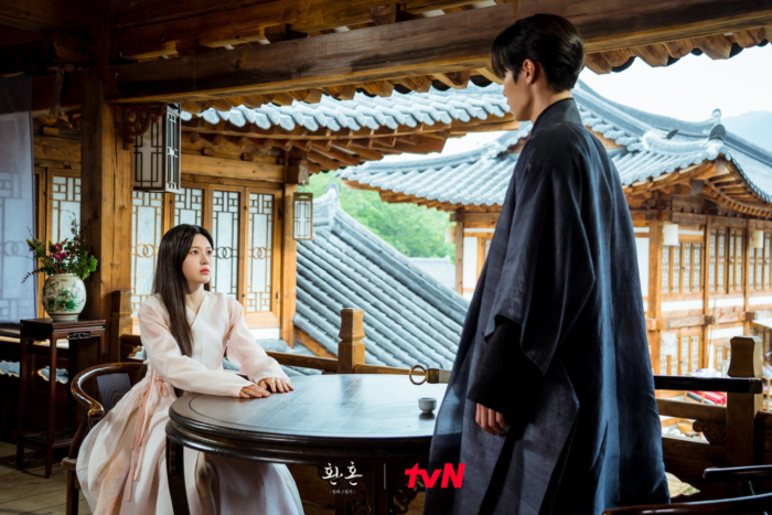 Ли Джэ Ук обнимает Го Юн Джон во втором сезоне «Алхимии душ»