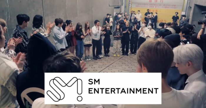 Ритуал Ли Су Мана с артистами SM Entertainment перед шоу вызвал у нетизенов смешанные чувства