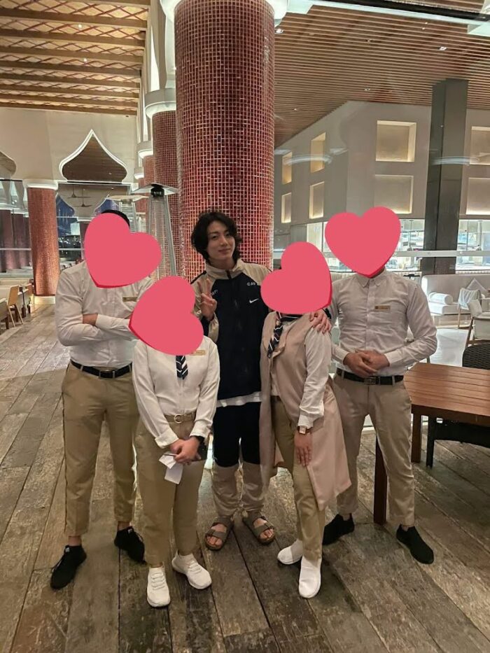Работники отеля, в котором останавливался Чонгук из BTS, поделились фотографиями с айдолом 
