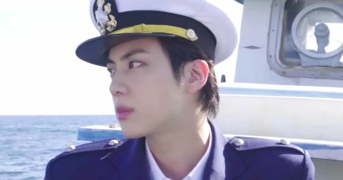 Капитан Джин (BTS) поражает своей красотой в концепт-фильме “Me, Myself, and Jin ‘Sea of JIN Island’”