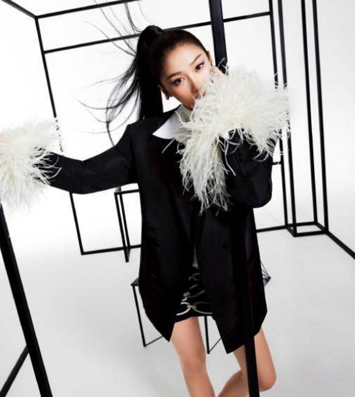 Всего 18 экземпляров за 6 часов: Продажи выпуска модного журнала с Гуань Сяо Тун на обложке шокировали Сеть