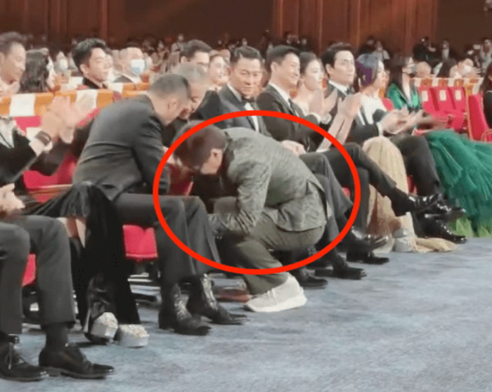 Джеки Чан чинил себе кресло на церемонии награждения «Golden Rooster»-2022