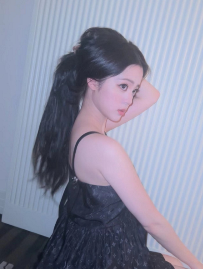 Оуян Нана представила серию фото в черном платье с бретельками