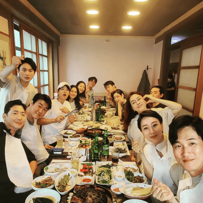 Сон Джун Ки угостил актёрский состав дорамы "Младший сын семьи чеболей" барбекю