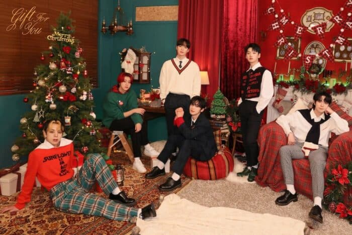 "Merry Christmas!": WEi собираются около рождественской ёлки для концепт-фото спэшл альбома "Gift For You"