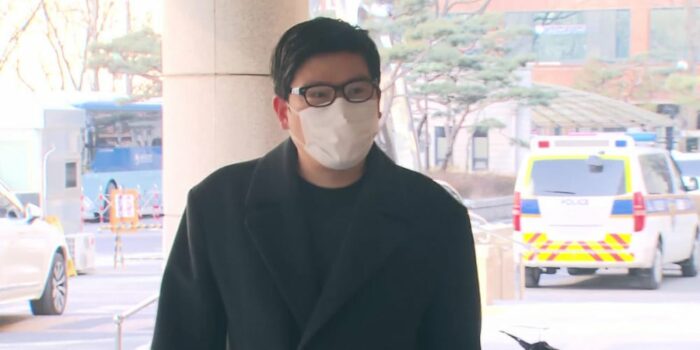 Продюсер песен BTS и TXT Бобби Чон приговорен к 1 году тюрьмы за незаконную съемку жертвы "А"