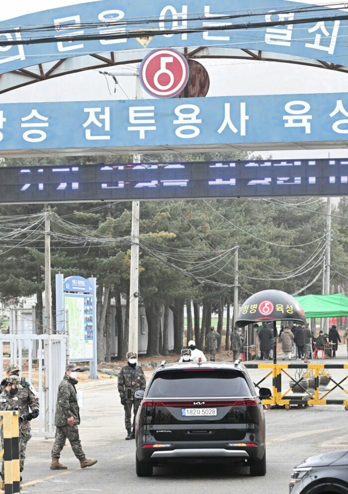 Все шестеро участников BTS провожали Джина в армию 