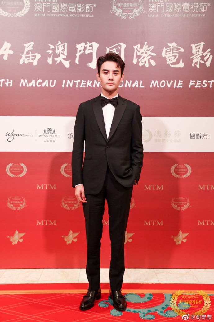 Китайские актёры на красной дорожке Международного кинофестиваля в Макао