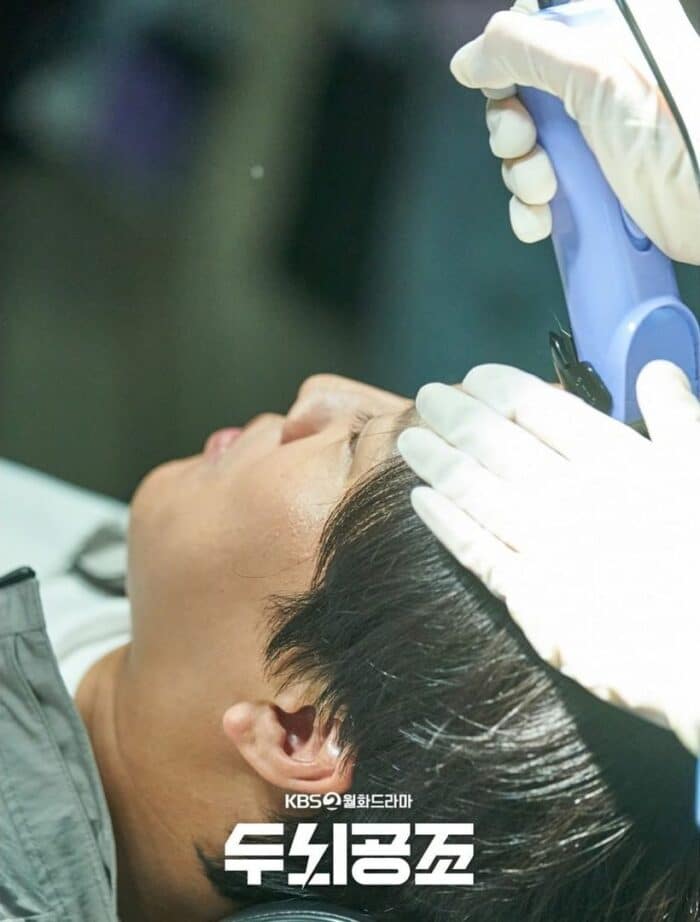Ча Тэ Хён на операционном столе готовится к бритью головы на кадрах дорамы "Сотрудничество умов"