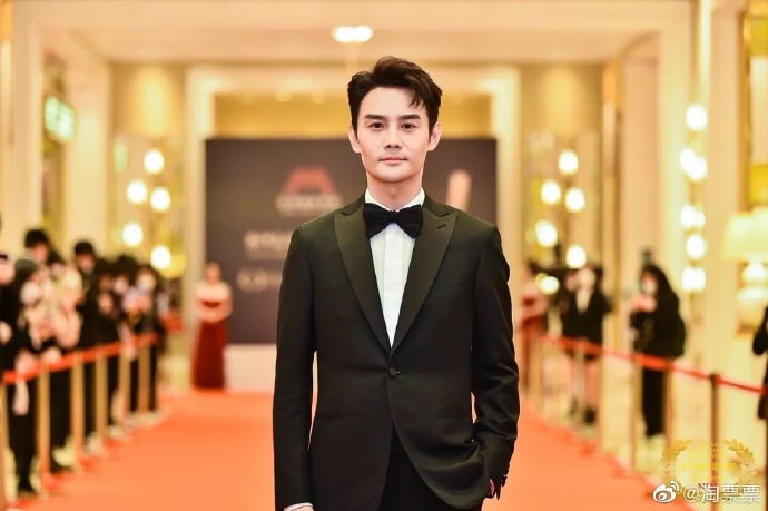 Китайские актёры на красной дорожке Международного кинофестиваля в Макао