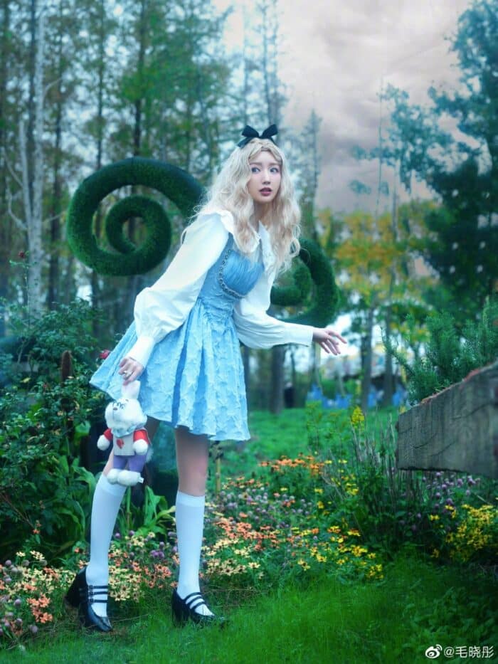 Мао Сяо Тун в сказочной фотосессии по мотивам "Алисы в стране чудес"