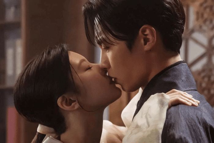 Го Юн Джон смело целует Ли Джэ Ука в их первую брачную ночь во втором сезоне «Алхимии душ»