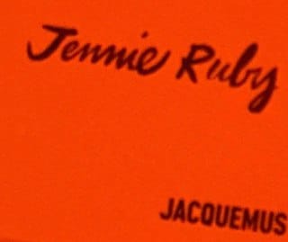 "С корабля на бал": Дженни из BLACKPINK шокирует фанатов внезапным появлением на показе Jacquemus в Париже за несколько часов до их концерта