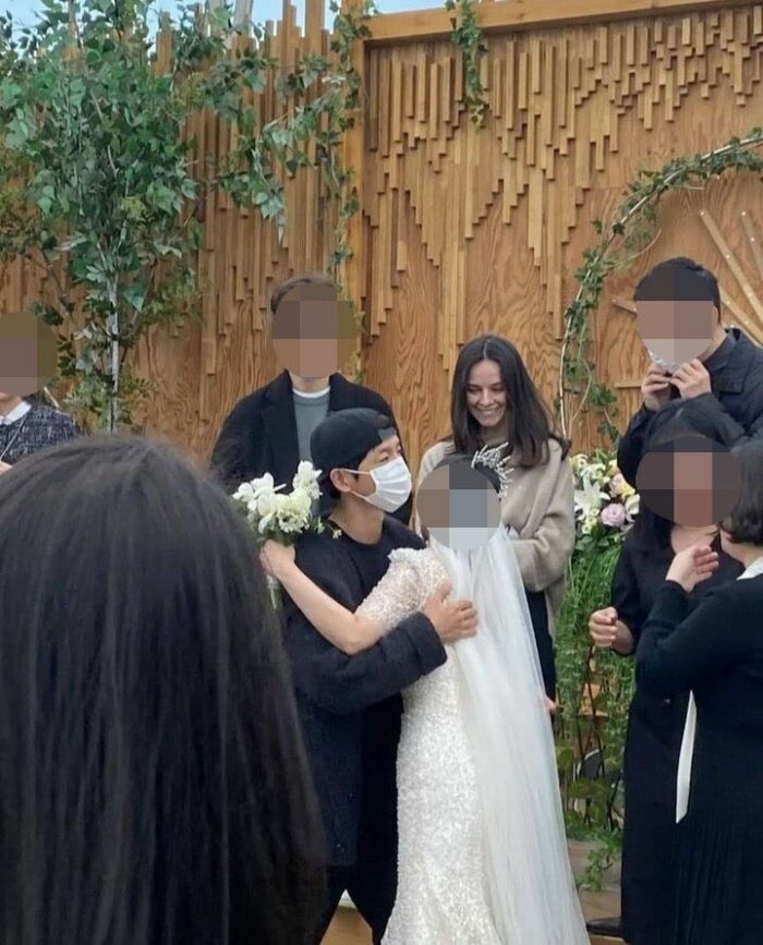 Сон Джун Ки и его девушка Кэти Луиз Сондерс были замечены на свадьбе 
