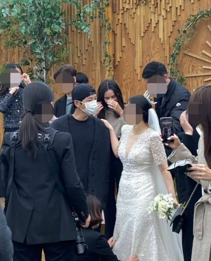 Сон Джун Ки и его девушка Кэти Луиз Сондерс были замечены на свадьбе 