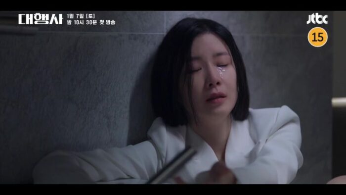 Ли Бо Ён теряет сознание, когда узнает правду про ее повышение в дораме "Агентство"