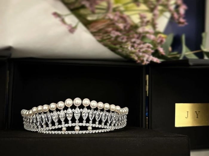 Чтобы жила, как королева: АйЮ подарила Джиён из T-ara жемчужную корону на свадьбу