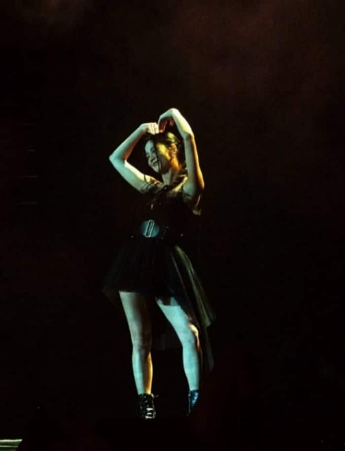 BLACKPINK поразили своими роскошными сценическими нарядами на недавнем концерте в Париже