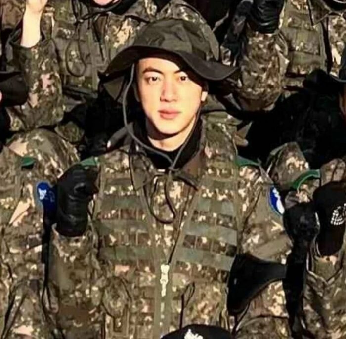 Джин из BTS выглядит похудевшим на новом фото из армии