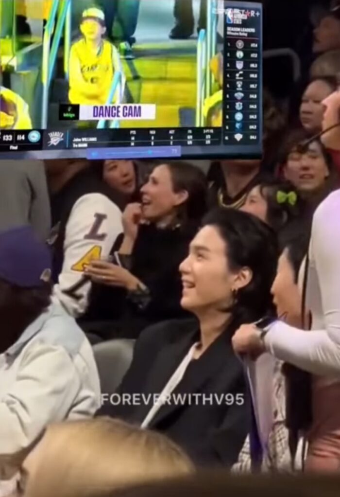 Милая реакция Шуги из BTS на мальчика, танцующего под “MIC Drop” на матче NBA 