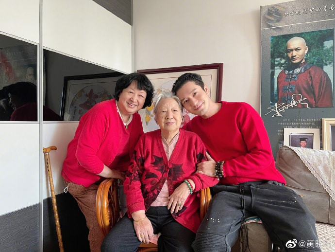 Думали Анджела Бейби, а оказалось, что бабушка. С кем встретил Новый год Хуан Сяо Мин?