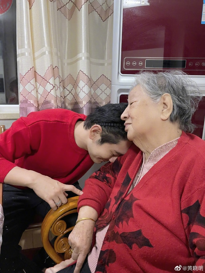 Думали Анджела Бейби, а оказалось, что бабушка. С кем встретил Новый год Хуан Сяо Мин?