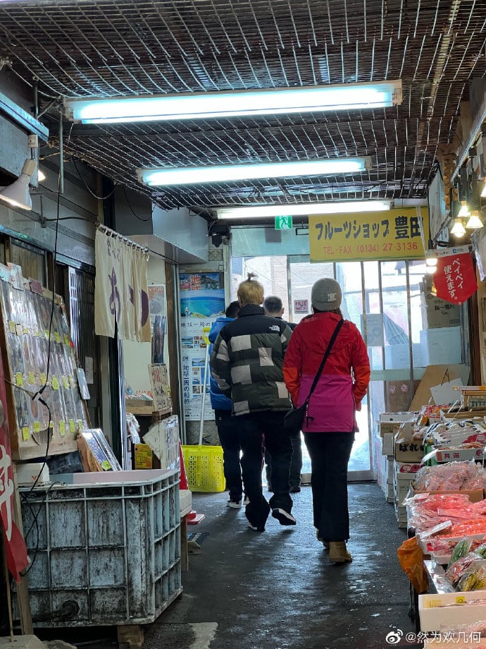 Лухан и Гуань Сяо Тун замечены на рынке морепродуктов в Японии