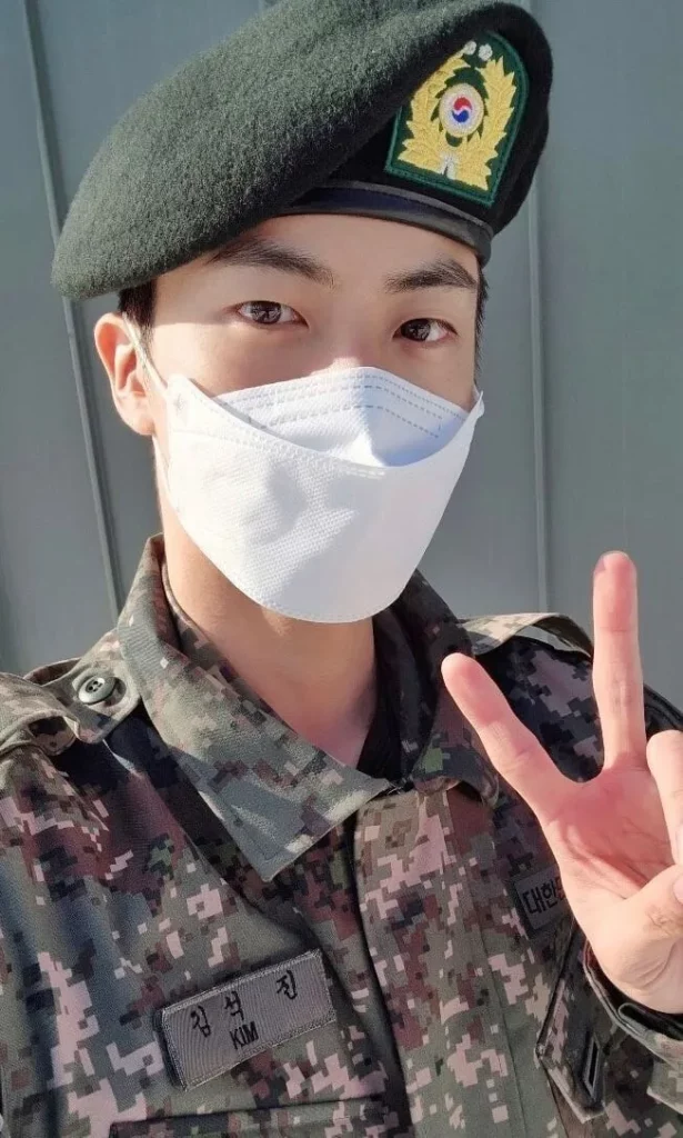 Джин из BTS опубликовал новые фото в военной форме 