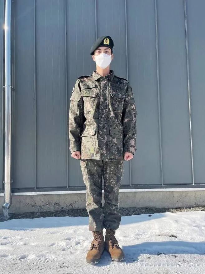 Джин из BTS опубликовал новые фото в военной форме 