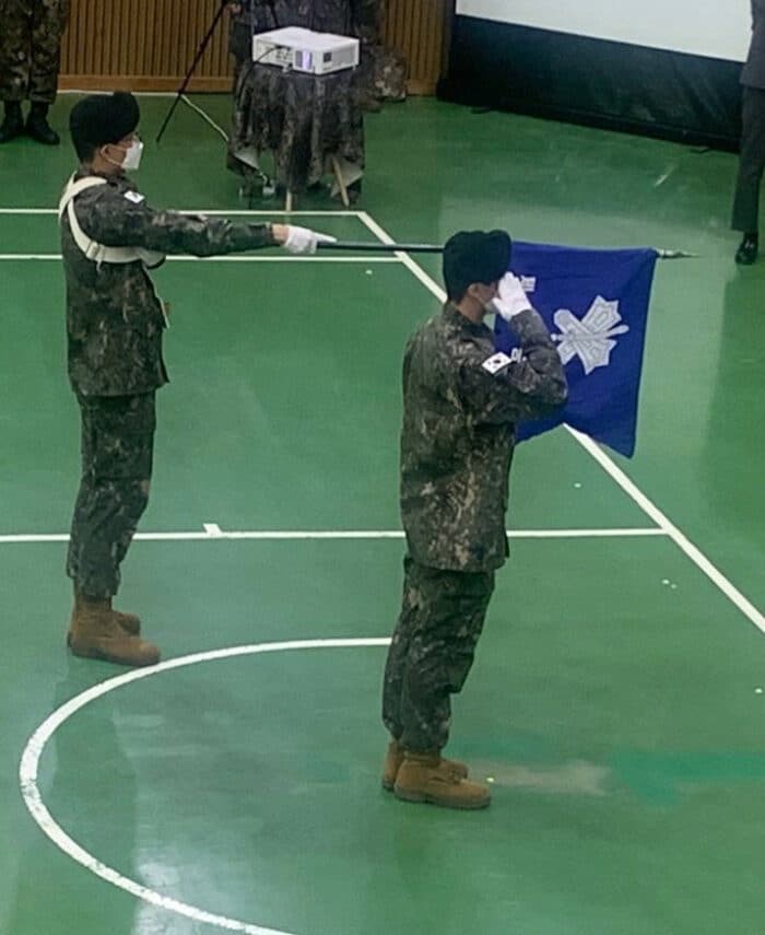 Джин из BTS завершил обучение в тренировочном лагере - Видео и фото с церемонии