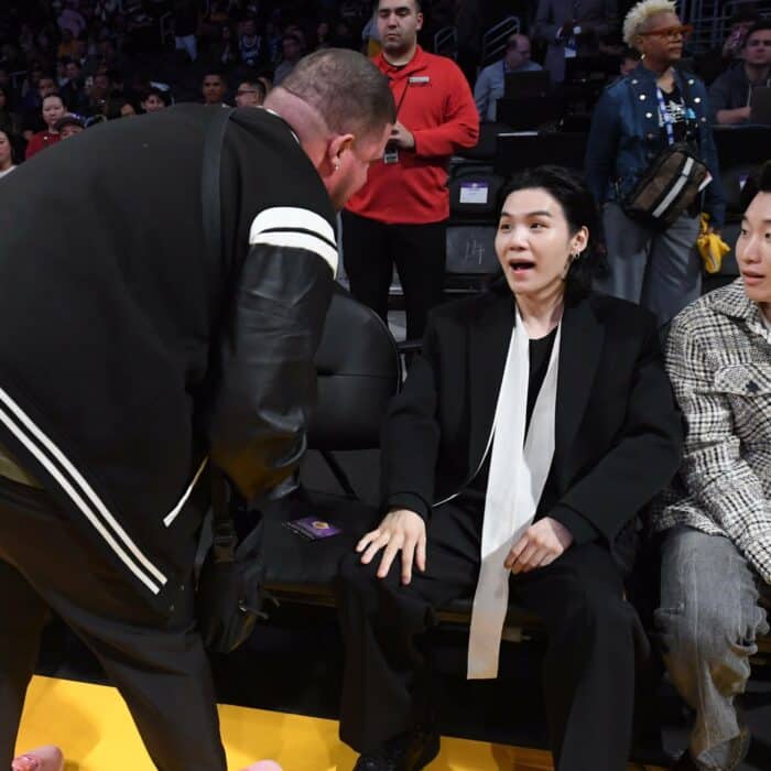 Милая реакция Шуги из BTS на мальчика, танцующего под “MIC Drop” на матче NBA 