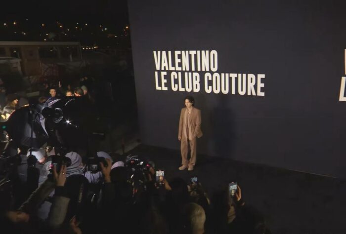 Шуга из BTS на показе Valentino в Париже 