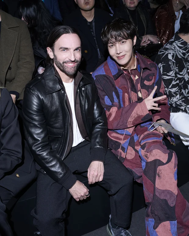 Джей-Хоуп из BTS посетил показ Louis Vuitton и привлек внимание своим взаимодействием с влиятельными фигурами  