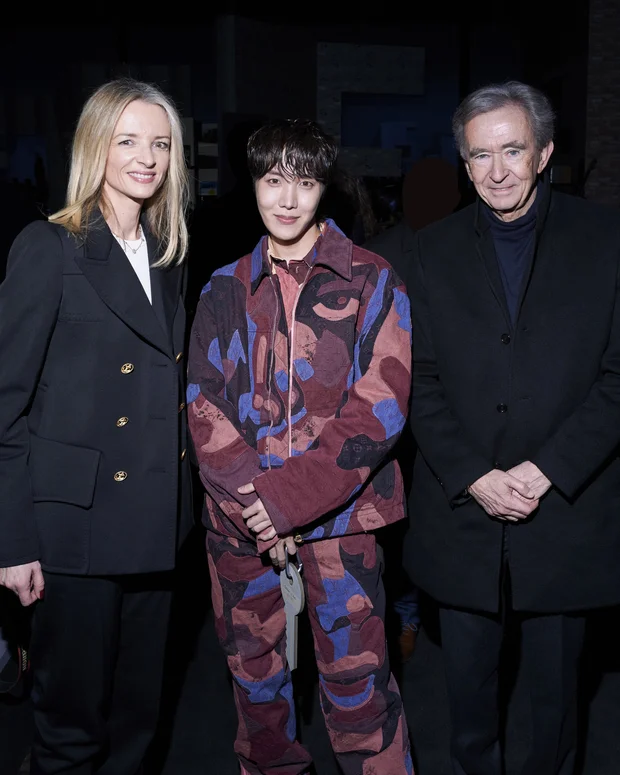 Джей-Хоуп из BTS посетил показ Louis Vuitton и привлек внимание своим взаимодействием с влиятельными фигурами  