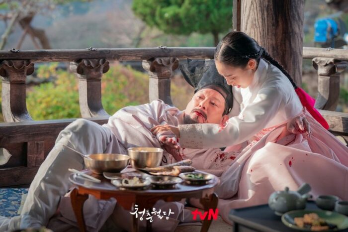 Отношения Пак Хён Шика и Чон Со Ни принимают неожиданный поворот на новых кадрах дорамы "Наша цветущая юность"