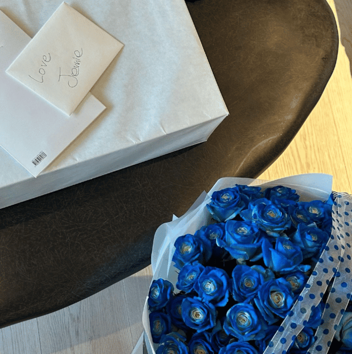 "Мои голубые розы!": Дженни поделилась милыми кадрами со дня рождения с мамой