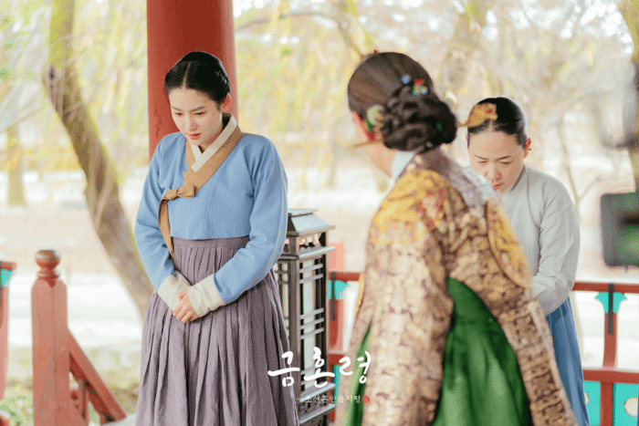 Бабушка Ким Ён Дэ отправляет Пак Джу Хён в тюрьму в дораме «Запретный брак»