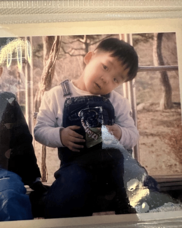 Юнхо из ATEEZ поделился детскими фотографиями