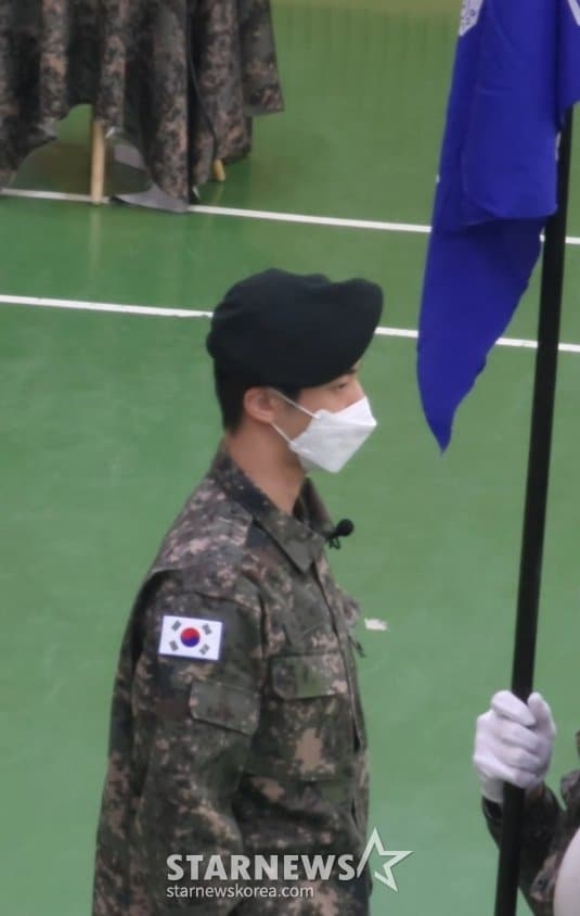 Джин из BTS завершил обучение в тренировочном лагере - Видео и фото с церемонии