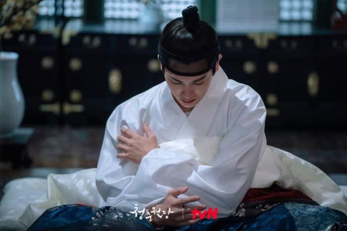 Пак Хён Шик в роли холодного проклятого принца на новых кадрах дорамы "Наша цветущая юность"