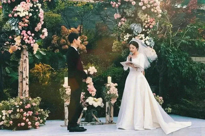 Нетизены вспомнили объявление Сон Джун Ки о свадьбе с Сон Хе Гё в свете нового брака актера