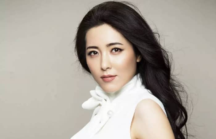 Китайская актриса призвала фанатов звезд тратить время на общение с близкими вместо попыток прорваться в самолет к кумирам